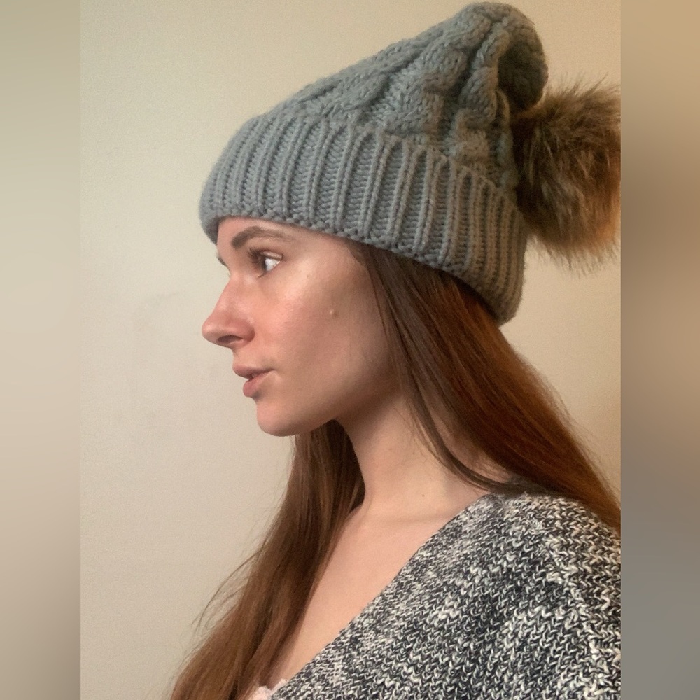 Cozy gray cableknit Pom Pom beanie